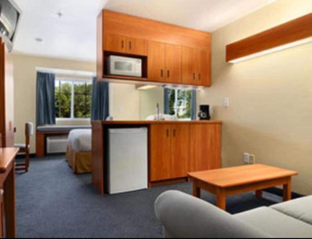 Microtel Inn & Suites Huntsville Room photo